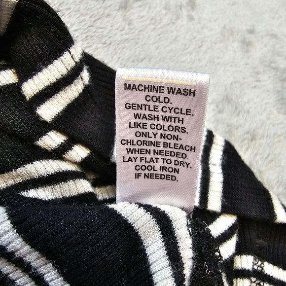 CATO Top Womens 26/28W Black White Striped Stretch Sharkbite Lightweight Knit - Picture 8 of 8